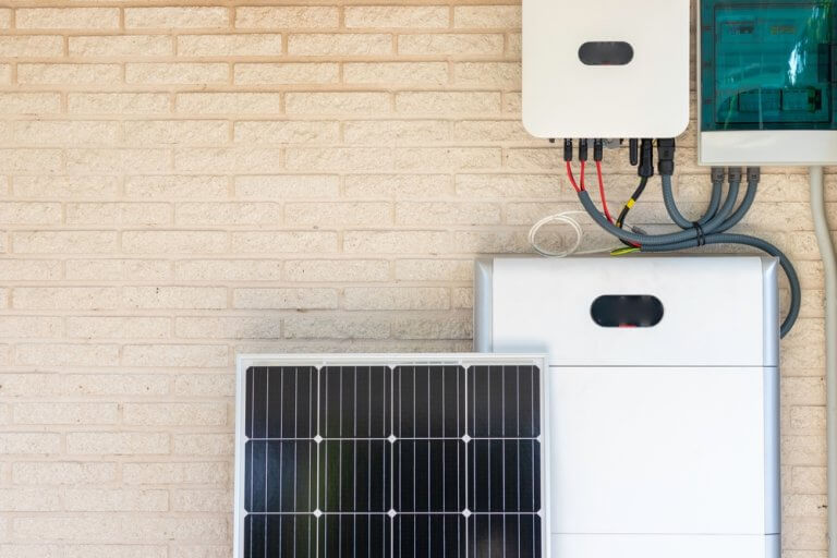 Cum dimensionezi corect bateria într-un sistem off-grid sau hibrid