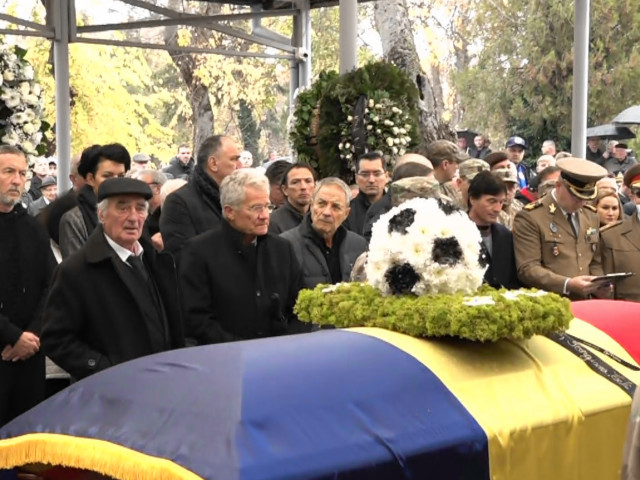 Emeric Ienei a fost înmormântat cu onoruri militare; nepoata sa, Alisa, a cântat imnul României în fața sicriului.