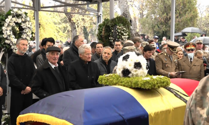 Emeric Ienei a fost înmormântat cu onoruri militare; nepoata sa, Alisa, a cântat imnul României în fața sicriului.
