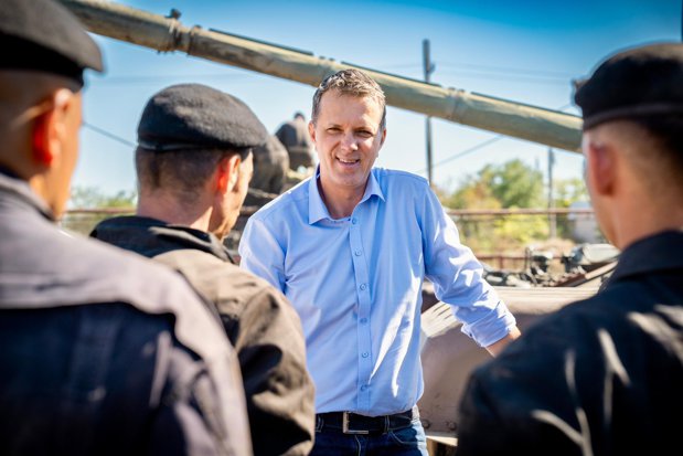 Ionuţ Moşteanu, Ministrul Apărării, a respins un milion [...] | Monitorul Apărării și Securității