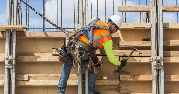 Peste 136.000 de lucrători din afara UE sunt angajați legal în România. Efectele acestui fenomen asupra economiei