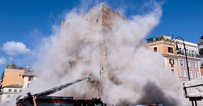 Prăbușirea parțială a turnului medieval Torre dei Conti din Roma în cursul lucrărilor de renovare: un muncitor a fost internat în spital.