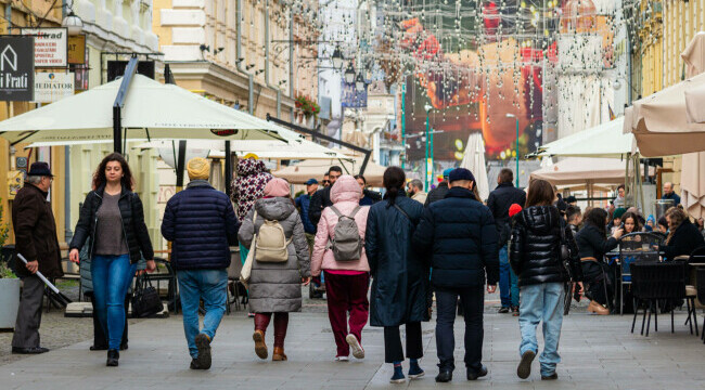 Analiză: Moneda națională sub constrângere în 2026 - estimare de 5,25 lei/euro și expansiune economică limitată