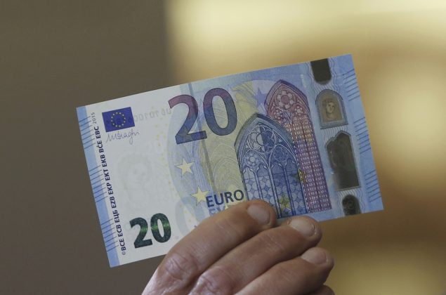 Bulgaria începe utilizarea euro: primele 10 euro au fost comercializate cu 20 de euro