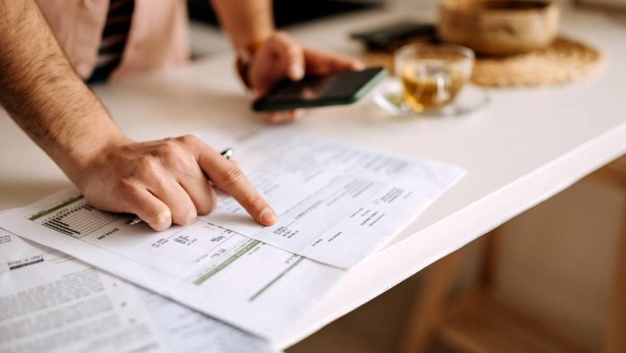 Creșterea costului energiei electrice începând cu 1 ianuarie 2026. Ce metode au românii pentru a diminua facturile la energie?