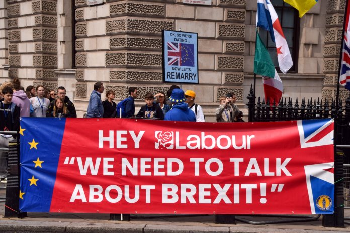 După un deceniu de la Brexit: Economia Regatului Unit între investiții stagnante și productivitate diminuată