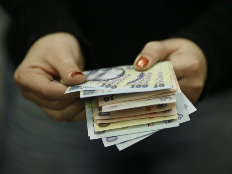 INS: În octombrie, salariul mediu net a înregistrat o creștere față de anul anterior, însă capacitatea de cumpărare a românilor a diminuat. Care este grupul de angajați cu cele mai ridicate venituri?