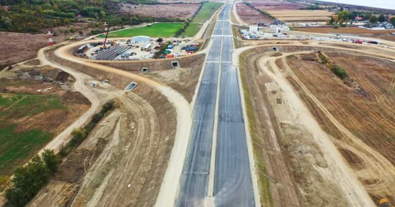 România atrage investiții externe importante în Arad și Sibiu, însă mai mult de 1.500 de angajați își pierd slujbele.