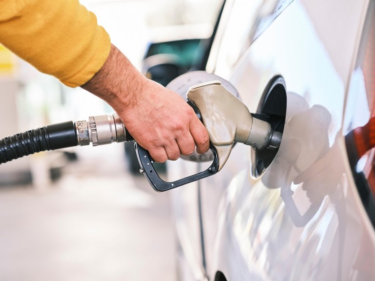 Petrolul se reduce la nivel mondial. Care este motivul pentru care tarifele la benzinării din România rămân neschimbate?