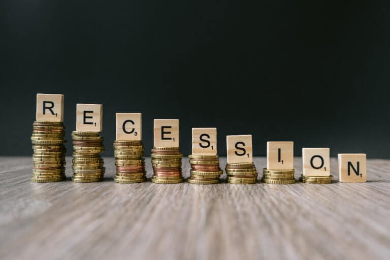 O variantă diferită de recesiune care va domina, mult mai intensă decât una economică. O variantă diferită de recesiune care va domina, mult mai intensă decât una economică.