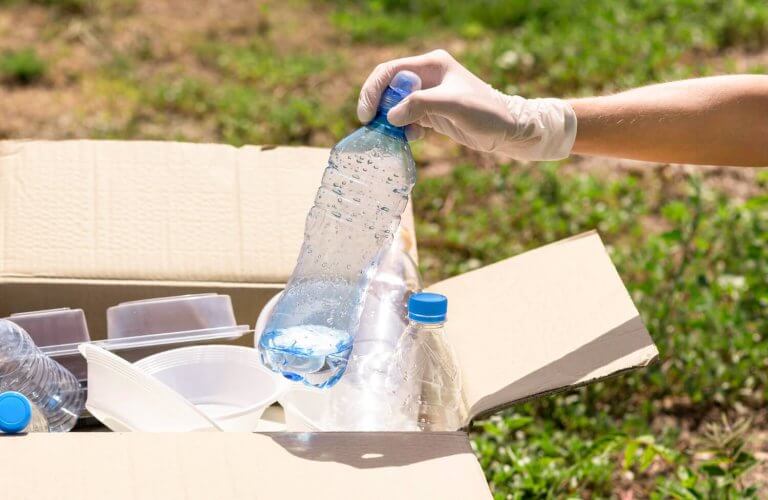 Ce sumă au câștigat românii din reciclarea PET-urilor. „Legal, constant și demn”