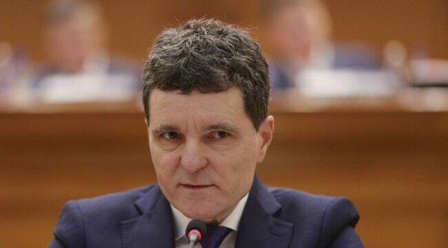 România atrage investiții externe importante în Arad și Sibiu, însă mai mult de 1.500 de angajați își pierd slujbele.