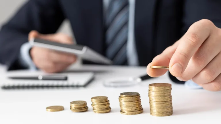 Românii își planifică un an provocator: mulți își diminuează cheltuielile și fac economii pentru perioade dificile. Ce ne rezervă viitorul?
