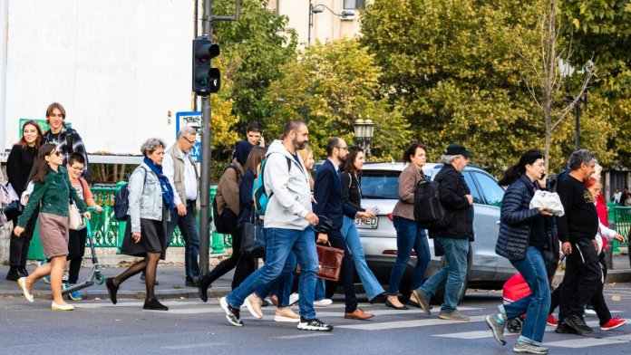 Sondaj: Situația României la finalul lui 2025 - neîncredere, pesimism și presiune economică, cu numeroși români preconizând o agravare a condițiilor.