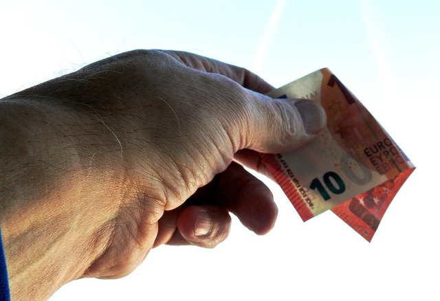 Speculații în Bulgaria legate de noua monedă euro: Bancnota de 10 euro comercializată la prețul de 20 euro.