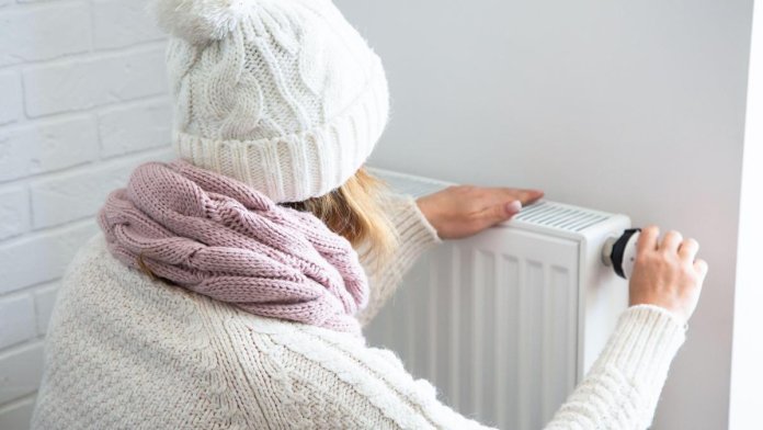 Facturi istorice la energie în România: Termocentralele nu reușesc să satisfacă cererea.