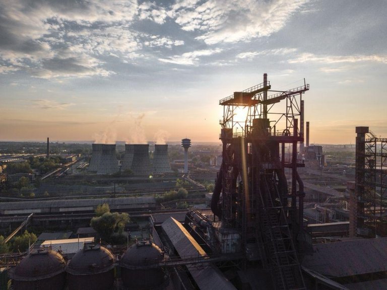 Mii de români au fost eliberați de la serviciu la începutul anului. Doi colosi industriali demarează procese de restructurare.