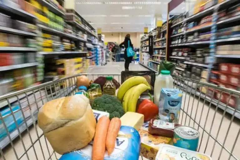 Consumul a suferit o reducere drastică în 2025 și ianuarie 2026: ce sacrificii fac românii din cauza inflației