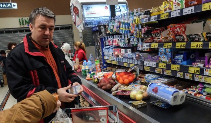 Consumul a suferit o reducere drastică în 2025 și ianuarie 2026: ce sacrificii fac românii din cauza inflației