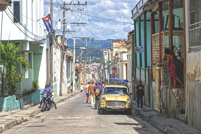 Criza energetică din Cuba influențează turismul: autoritățile închid hoteluri și redirecționează vizitatorii către alte opțiuni de cazare.