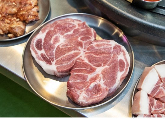 Cum a ajuns să fie masa favoritȃ a românilor mai ușor de găsit ca oricând. Producătorii autohtoni se plâng că 