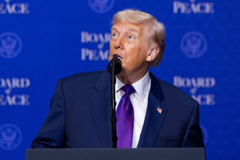 Economia Statelor Unite prezintă indicii de oboseală. Statisticile recente sugerează un semnal negativ, iar deciziile lui Trump au avut un efect mai amplu decât se așteptau economiștii.