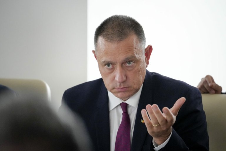 Fifor: România se află în fața amenințării recesiunii. Consumului îi scade semnificativ nivelul.