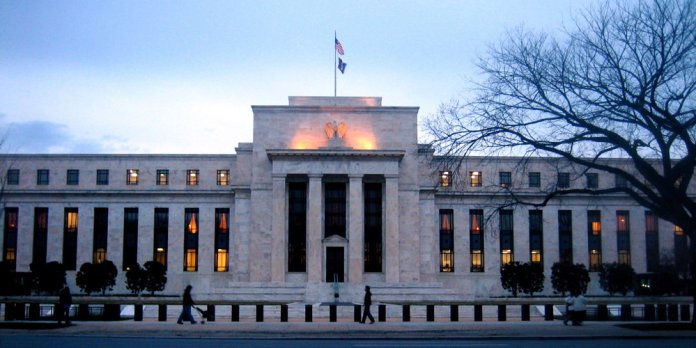 Inflația din Statele Unite a depășit așteptările în decembrie 2025 din cauza tarifelor vamale introduse de administrația Trump