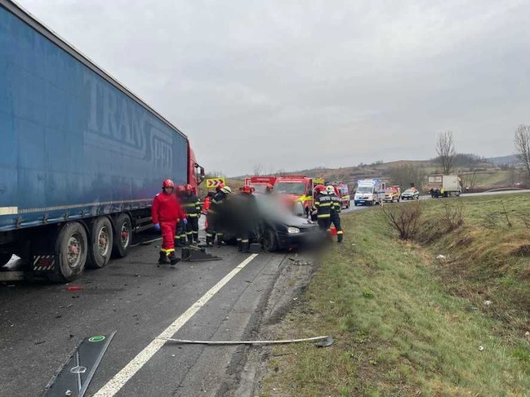 Accident fatal între două camioane și un autoturism în Cluj. Cinci bărbați au murit.