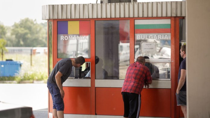 Bulgaria dispune de o obligație externă de 10 ori mai redusă decât România. Care sunt produsele interne brute ale acestor două națiuni?