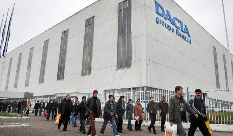 Dacia Mioveni: Reducerea producției și disponibilizări anticipate pentru 2026 ca urmare a instabilității fiscale, costurilor mari ale energiei și infrastructurii insuficiente, transferând producția în Turcia și Slovenia.