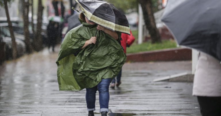 HARTĂ: Cod galben de precipitații constând în ploi și ninsori în aproape 50% din teritoriu. Avertizare pentru capitală valabilă până luni…
