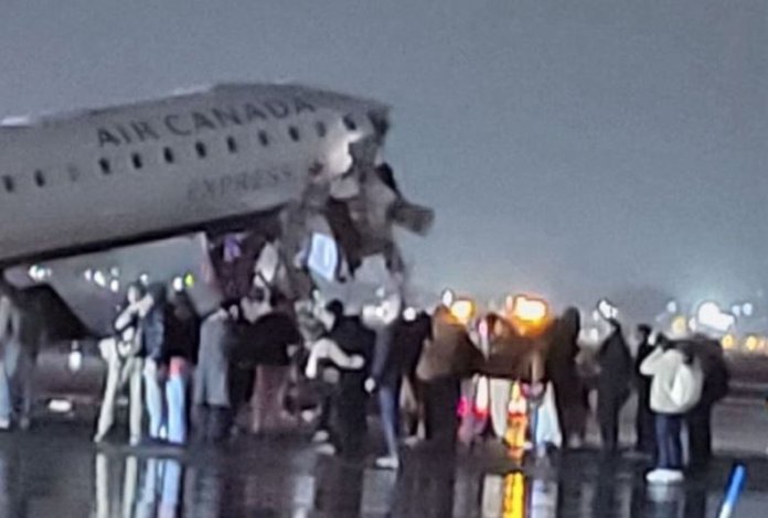 Incident grav la aeroportul din New York: un avion care efectua aterizarea a lovit un vehicul pe pista.