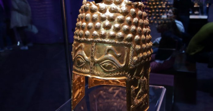 Coiful de la Coțofenești și brățările dacice sustrase din muzeul Drents din Olanda au fost recuperate.