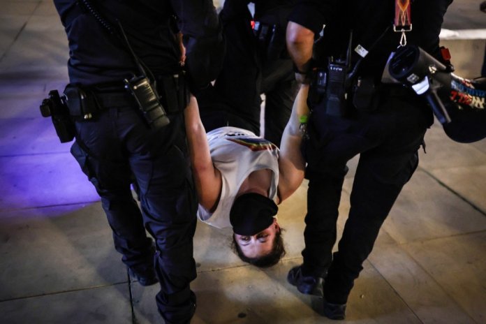 FOTO/VIDEO Protest împotriva războiului la Tel Aviv, încheiat prin intervenția forțelor de poliție. „Netanyahu constituie cea mai mare amenințare”