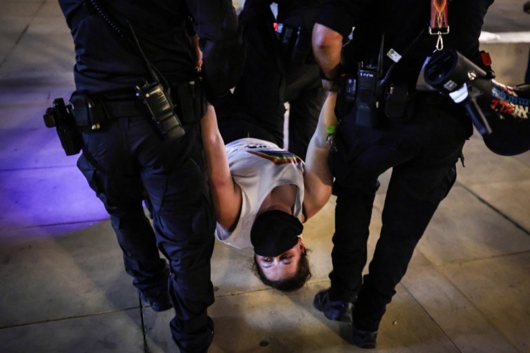 FOTO/VIDEO Protest împotriva războiului la Tel Aviv, încheiat prin intervenția forțelor de poliție. „Netanyahu constituie cea mai mare amenințare”