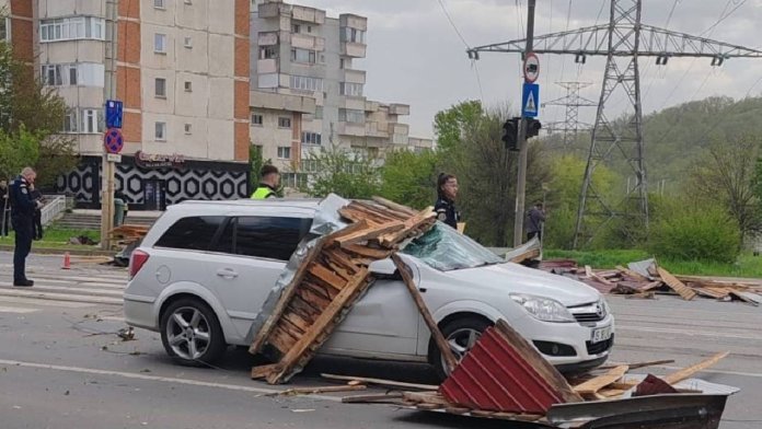 Furtuna cu vânturi ce depășesc 75 km/h a provocat distrugerea acoperișurilor și stâlpilor în Iași: „Nu am fost informați, RO-Alert nu este operational”