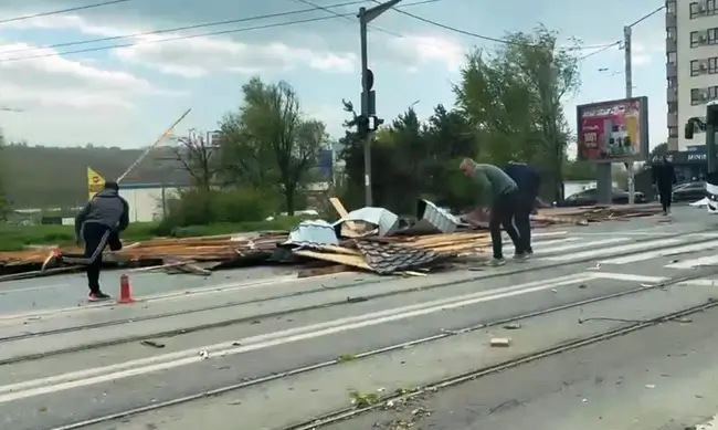 Furtuna cu vânturi ce depășesc 75 km/h a provocat distrugerea acoperișurilor și stâlpilor în Iași: „Nu am fost informați, RO-Alert nu este operational”