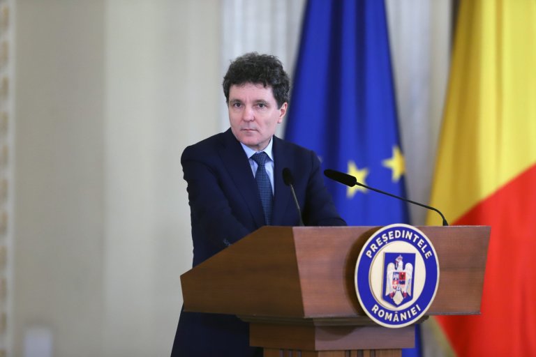 Guvernul pregătește un plan de urgență pentru situația în care nu se va putea cumpăra petrol. Date oferite de Nicușor Dan.