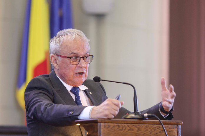 Ion Gheorghe Maurer, Mihai Roller și Matei Socor se confruntă cu posibilitatea de a fi excluși din Academia Română. Marius Andruh, noul președinte, demarează o investigație privind membrii care au susținut comunismul.