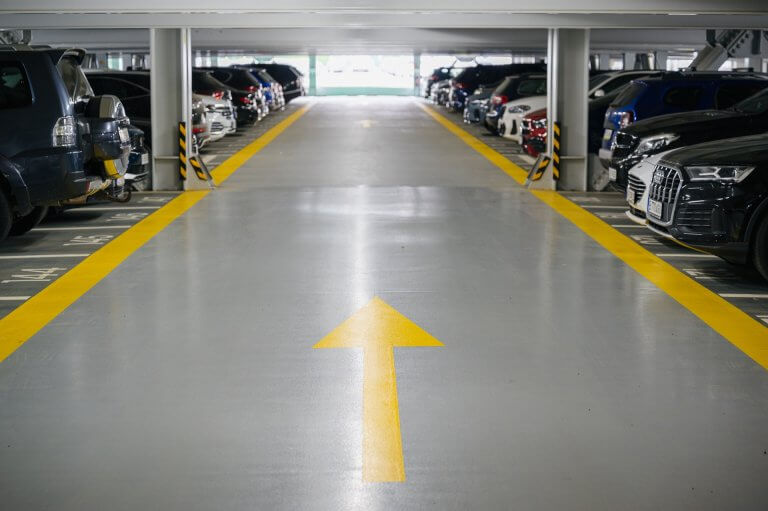Cum să NU plătești în exces pentru o parcare lângă Aeroportul Otopeni? 