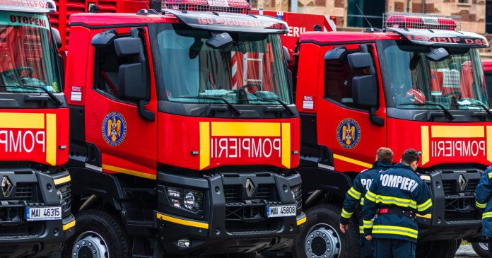 Plan Roșu de Intervenție în Constanța: incendiul s-a extins la un imobil social. Victime posibile...