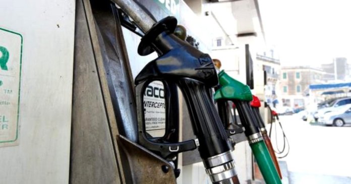 Soluție pentru scăderea costului motorinei: acciză redusă și ajustare zilnică unică a prețurilor la...