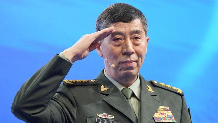 Doi generali chinezi, foști colegi ai ministerului apărării, condamnați la pedeapsa capitală, însă momentan scutiți de executare.