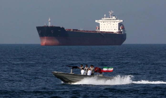 „Lovituri de autoapărare: Forțele armate ale SUA lovesc instalații și nave iraniene în proximitatea Strâmtorii Ormuz”