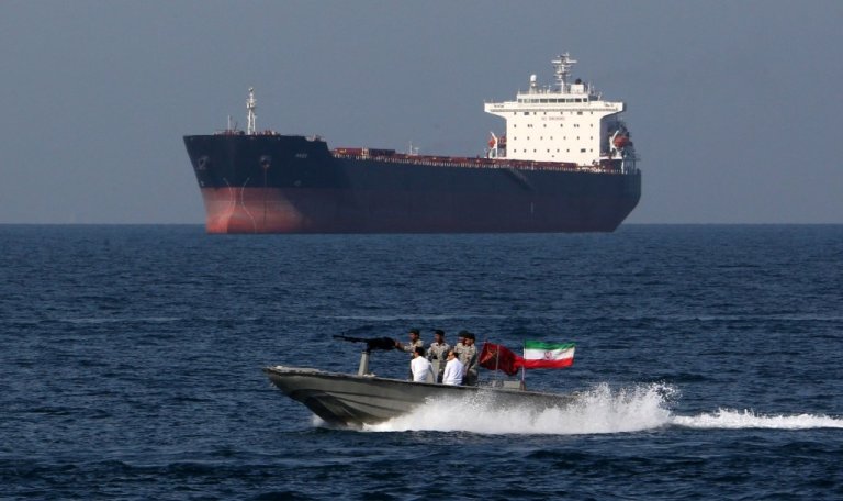 „Lovituri de autoapărare: Forțele armate ale SUA lovesc instalații și nave iraniene în proximitatea Strâmtorii Ormuz”