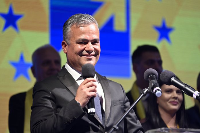 Adrian Veștea a făcut cunoscută lista miniștrilor pentru noul Guvern și se îndreaptă către Parlament. Cine va face parte din cabinetul său?