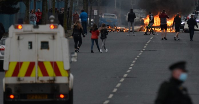 Trei familii de români impactate de violențele din Belfast; MAE: „Casele au fost distruse”
