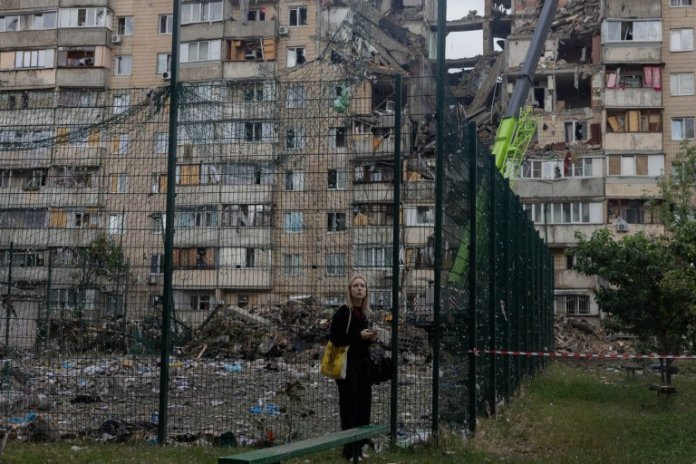 Atac devastator asupra Kievului înainte de summitul NATO: Clădiri în flăcări și scene dramatice în capitală / Cel puțin 9 victime și 34 de răniți