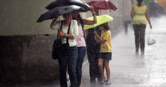 Meteorologii au prelungit avertizarea de cod galben pentru furtuni: regiunile impactate și prognoza pentru zona de litoral